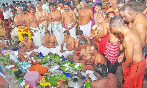 இன்று தை அமாவாசை: கன்னியாகுமரி கடலில் புனித நீராடிய பக்தர்கள்