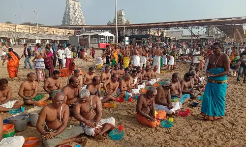 தை அமாவாசை: முன்னோர்களுக்கு தர்ப்பணம் கொடுக்க திருச்செந்தூர் கடற்கரையில் திரண்ட பொதுமக்கள்