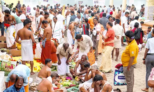 தை அமாவாசை: டெல்டா மாவட்ட காவிரி ஆற்றில்  முன்னோர்களுக்கு தர்ப்பணம் கொடுத்து வழிபாடு