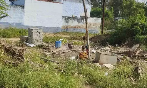 குன்னத்தூர் அருகே வீட்டை இடித்ததால் தவிக்கும் குடும்பம்