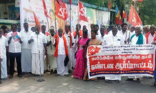 மார்க்சிஸ்ட் கம்யூனிஸ்ட் கட்சியினர் ஆர்ப்பாட்டம்