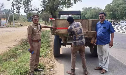 விபத்துக்களை தடுக்க வாகனங்களின் பின்புறம் ஒளிரும் ஸ்டிக்கர்