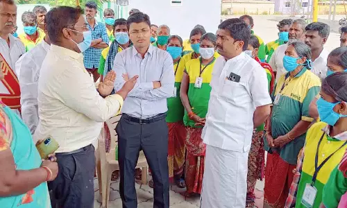 100 தூய்மை பணியாளர்களுக்கு மருத்துவ காப்பீட்டு அட்டை - மேயர் தினேஷ்குமார் வழங்கினார்