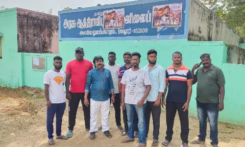 பள்ளி பெயர் பலகையில் நடிகர் பிறந்தநாள் போஸ்டர்- விடுதலை சிறுத்தை கட்சியினர் திரண்டதால் பரபரப்பு