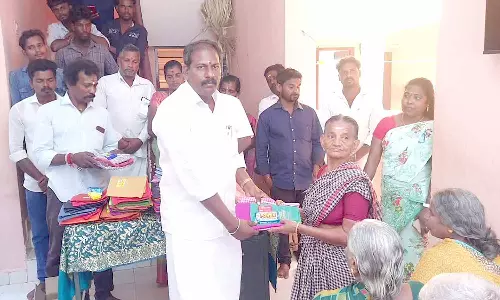 ஆதரவற்ற முதியோர்களுக்கு நலத்திட்ட உதவிகள் வழங்கல்