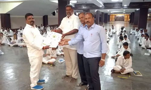 ஓவியப் போட்டியில் பங்கேற்ற மாணவர்களுக்கு உபகரணங்கள்