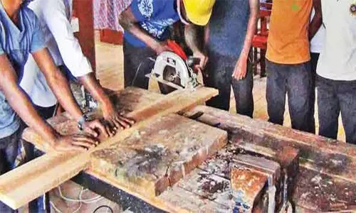 வேலூரில் கட்டுமான தொழிலாளர்களுக்கு சம்பளத்துடன் தொழில் பயிற்சி