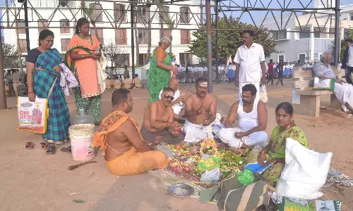 புதுவை கடற்கரையில் தீர்த்தவாரி