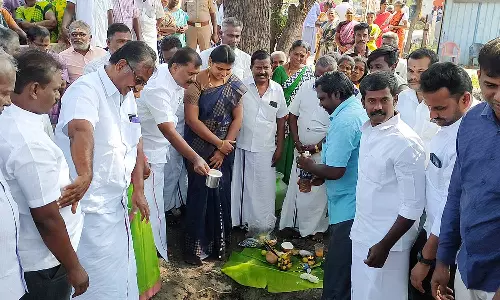 விளாத்திகுளம் அருகே ரூ.7 லட்சம் மதிப்பில் புதிய பஸ் நிறுத்தம் - மார்க்கண்டேயன் எம்.எல்.ஏ.  பூமி பூஜையை தொடங்கி வைத்தார்