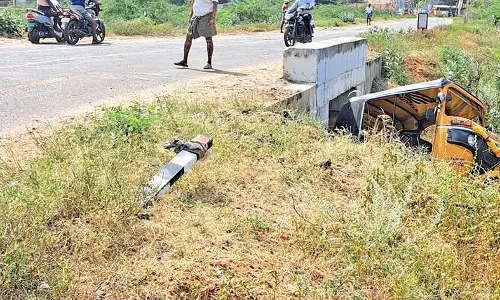 ராதாபுரம் அருகே  ஆட்டோ கவிழ்ந்த விபத்தில் படுகாயம் அடைந்த டிரைவர் சாவு