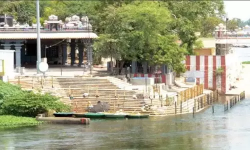 பவானி கூடுதுறையில் பக்தர்கள் தர்ப்பணம் செய்து புனித நீராடினர்