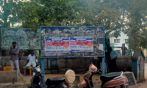 மறையும் அரசு பெயர் பலகைகள்