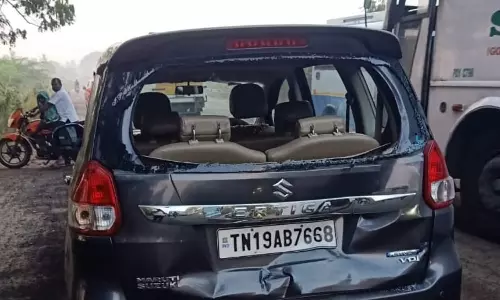இ.சி.ஆரில் கார் மீது அரசு பேருந்து மோதல் - அதிர்ஷ்டவசமாக 3 பேர் உயிர் தப்பினர்