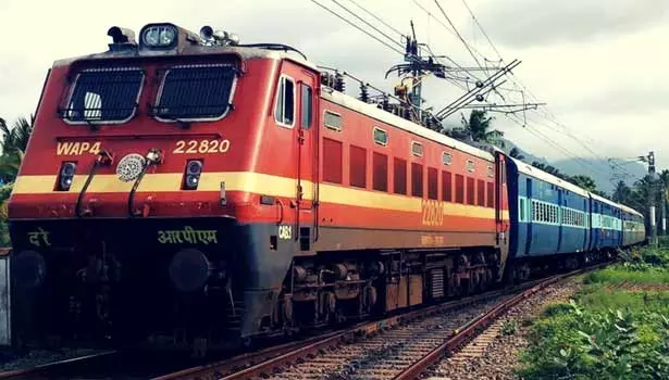 குடியரசு தின விடுமுறையொட்டி தென் மாவட்டங்களுக்கு சிறப்பு ரெயில்களுக்கான முன்பதிவு தொடங்கியது