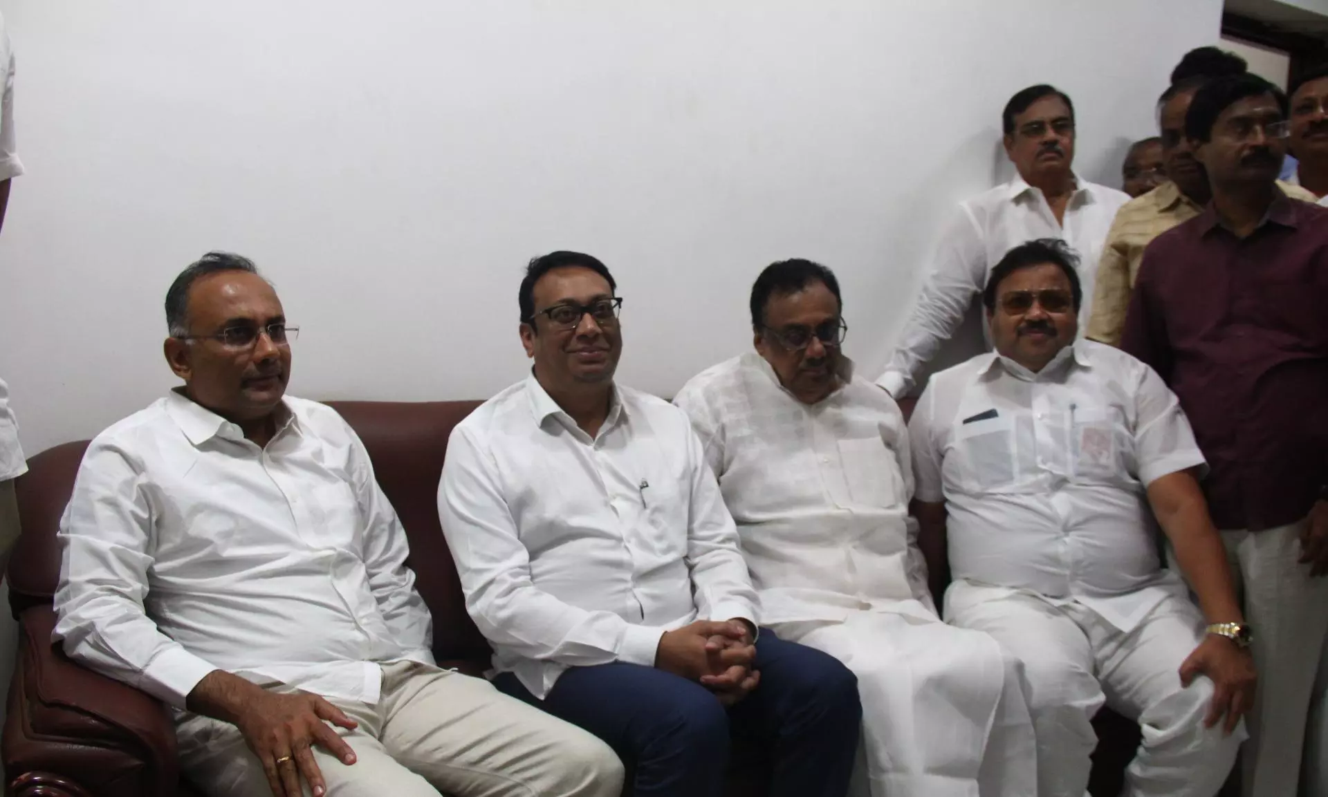 ஈரோட்டில் காங்கிரஸ் சார்பில் போட்டியிட தினேஷ் குண்டுராவிடம் சஞ்சய் சம்பத் விருப்ப மனு