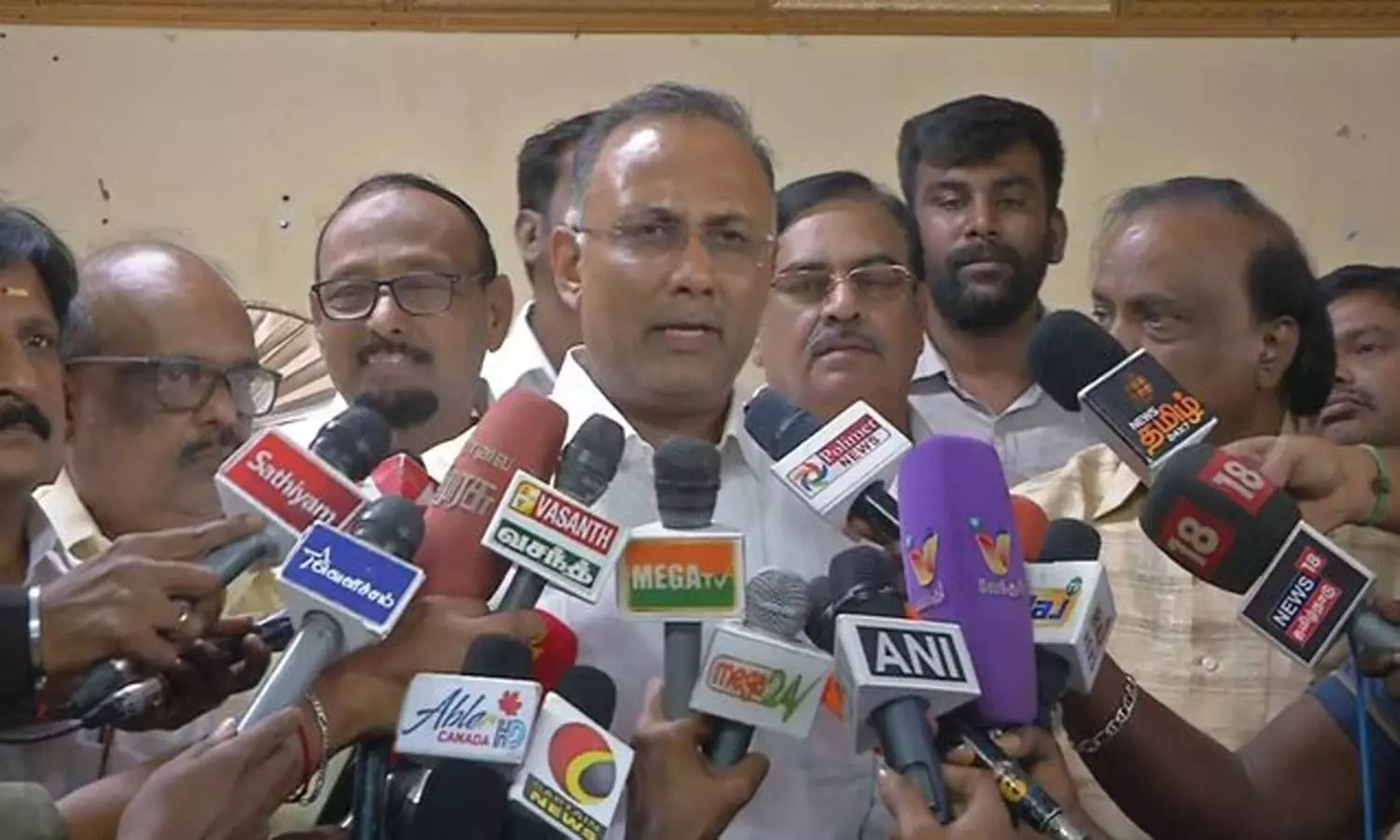 ஈரோடு கிழக்கு தொகுதியில் காங்கிரஸ் நிச்சயம் வெல்லும்- தினேஷ் குண்டுராவ் ஈரோடு கிழக்கு தொகுதியில் காங்கிரஸ் நிச்சயம் வெல்லும்- தினேஷ் குண்டுராவ்