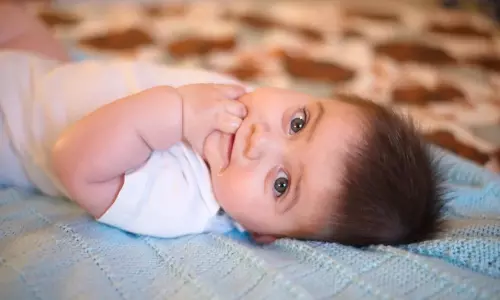 பச்சிளம் குழந்தைகள் அடிக்கடி வாயில் கை வைப்பதற்கான காரணங்களும்...  தடுக்கும் முறைகளும்..