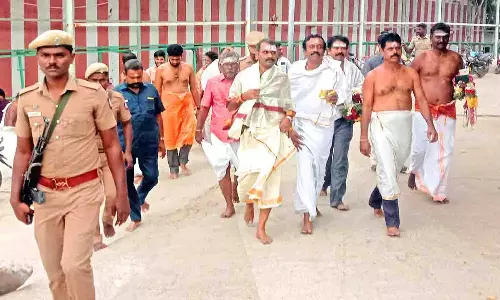 திருச்செந்தூர் கோவிலில் மத்திய மந்திரி எல்.முருகன் தரிசனம்