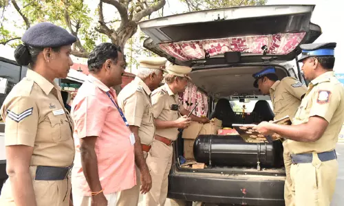 ஈரோடு கிழக்கு தொகுதியில் பறக்கும் படையினர் விடிய விடிய வாகன சோதனை