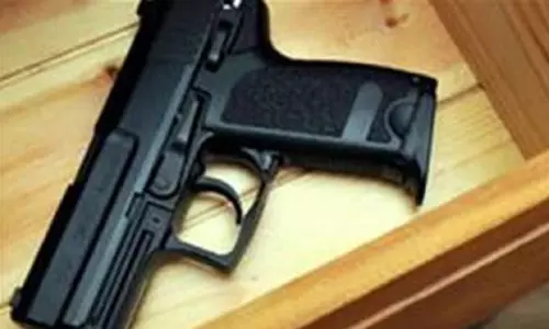 ஈரோடு கிழக்கு தொகுதியில் உரிமம் பெற்ற துப்பாக்கிகளை இதுவரை 10 சதவீதம் பேர் ஒப்படைத்தனர்