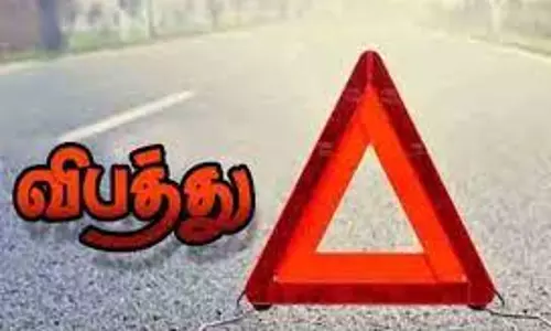 சாலையில் கவிழ்ந்த டிராக்டர் மீது கார் மோதல்