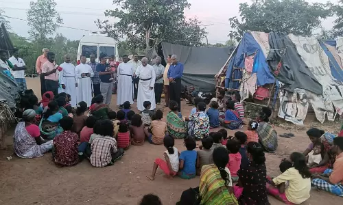 கந்தர்வகோட்டையில் நரிக்குறவர்களுக்கு நலத்திட்ட உதவி