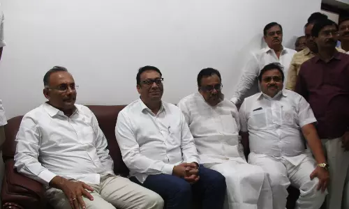 ஈரோட்டில் காங்கிரஸ் சார்பில் போட்டியிட தினேஷ் குண்டுராவிடம் சஞ்சய் சம்பத் விருப்ப மனு