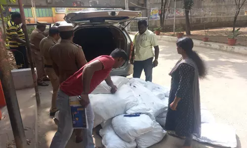 லாரி மீது மோதிய சொகுசு காரில்  550 கிலோ குட்கா