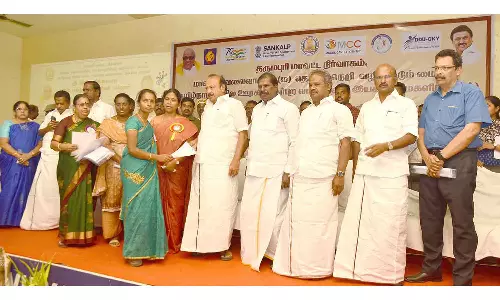 தருமபுரி வேலைவாய்ப்பு முகாமில் பணி நியமன ஆணைகள்-அமைச்சர்  வழங்கினார்