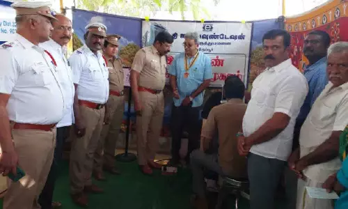 பெருமாநல்லூரில் வாகன ஓட்டுனர்களுக்கு இலவச கண் சிகிச்சை முகாம்