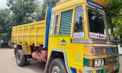 கூடலூரில் அதிக பாரம் ஏற்றிவந்த லாரி சாலையில் சரிந்தது