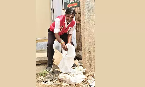 ஈரோடு கிழக்கு தொகுதியில் இடைத்தேர்தல் டெபாசிட்டுக்காக காலி மது பாட்டில்களை சேகரித்த வேட்பாளர்