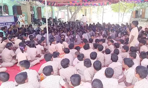 அரசு பள்ளியில் பாலர்சபை கூட்டம்