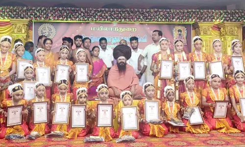 பரதநாட்டிய அரங்கேற்ற விழாவில் மாணவிகளுக்கு சான்றிதழ் வழங்கல்