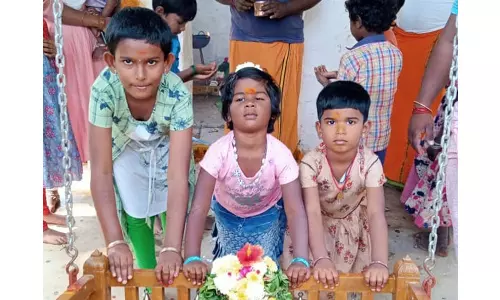 அம்மனுக்கு தொட்டில் ஆட்டி நேர்த்திக்கடன்