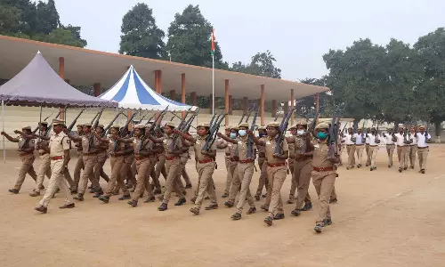 குடியரசு தினத்தையொட்டி போலீசார் அணிவகுப்பு ஒத்திகை
