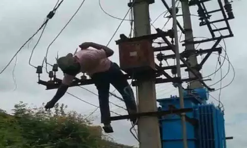 மின்சாரம் தாக்கி ஒப்பந்த தொழிலாளி பலி