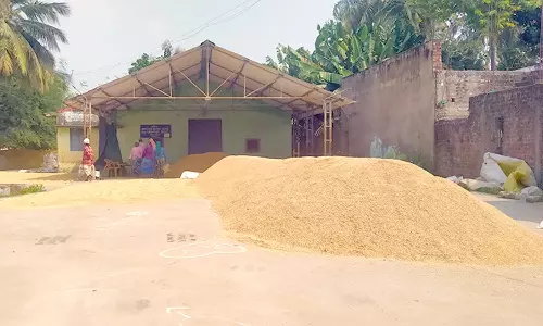 கொள்முதல் நிலையம் முன்பு நெல்லை கொட்டி காத்துக்கிடக்கும் விவசாயிகள்