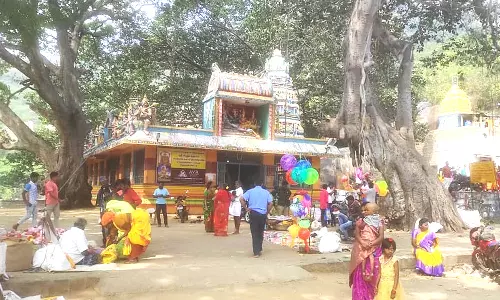 ஊரைக் காலி செய்து கிராம மக்கள் வழிபாடு