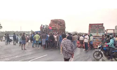 சரக்கு வாகனம் மீது லாரி மோதி விபத்து