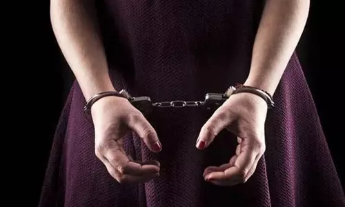 ரேஷன் அரிசியை கடத்திய வழக்கில் பெண் கைது