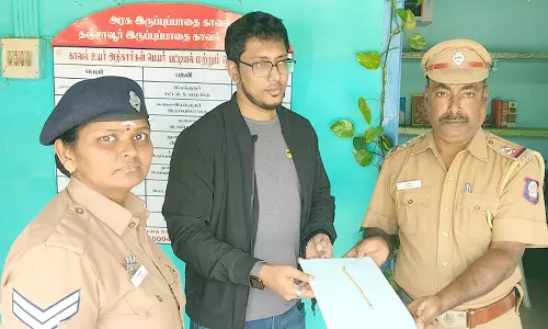 ரெயிலில் பயணி தவறவிட்ட கைசெயின் மீட்டு ஒப்படைப்பு