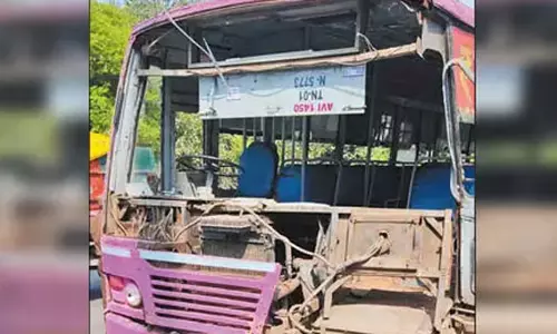 ஆவடி அருகே டிராக்டர் மோதி அரசு பஸ் கண்ணாடி நொறுங்கியது