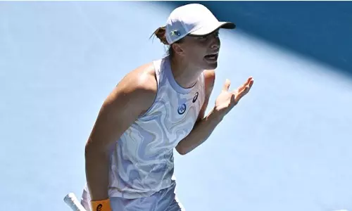 ஆஸ்திரேலிய ஓபன் டென்னிஸ் - நம்பர் 1 வீராங்கனைக்கு அதிர்ச்சி அளித்த கஜகஸ்தான் வீராங்கனை