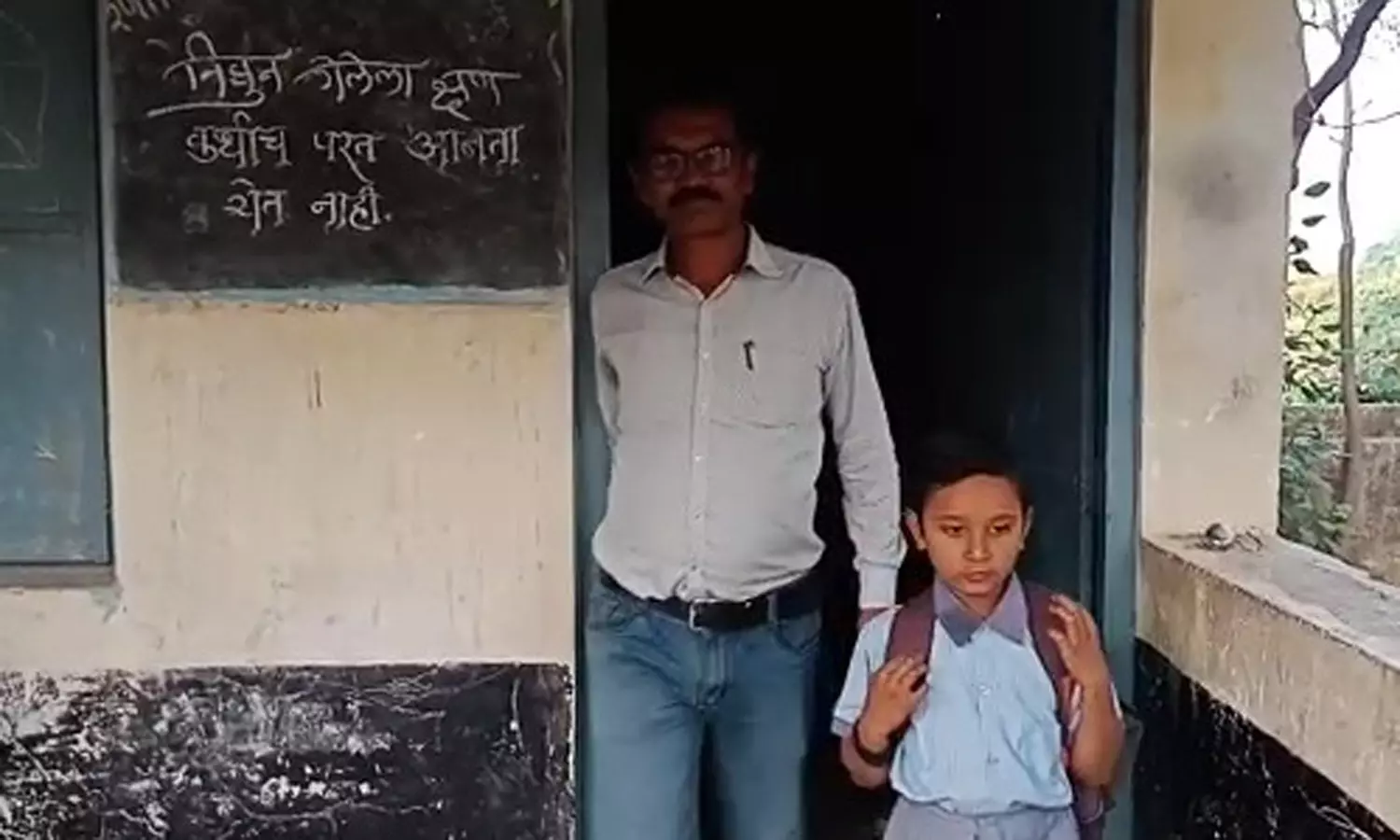 ஒரே ஒரு மாணவனுக்காக 12 கி.மீ. சென்று பாடம் நடத்தும் பள்ளி ஆசிரியர் ஒரே ஒரு மாணவனுக்காக 12 கி.மீ. சென்று பாடம் நடத்தும் பள்ளி ஆசிரியர்