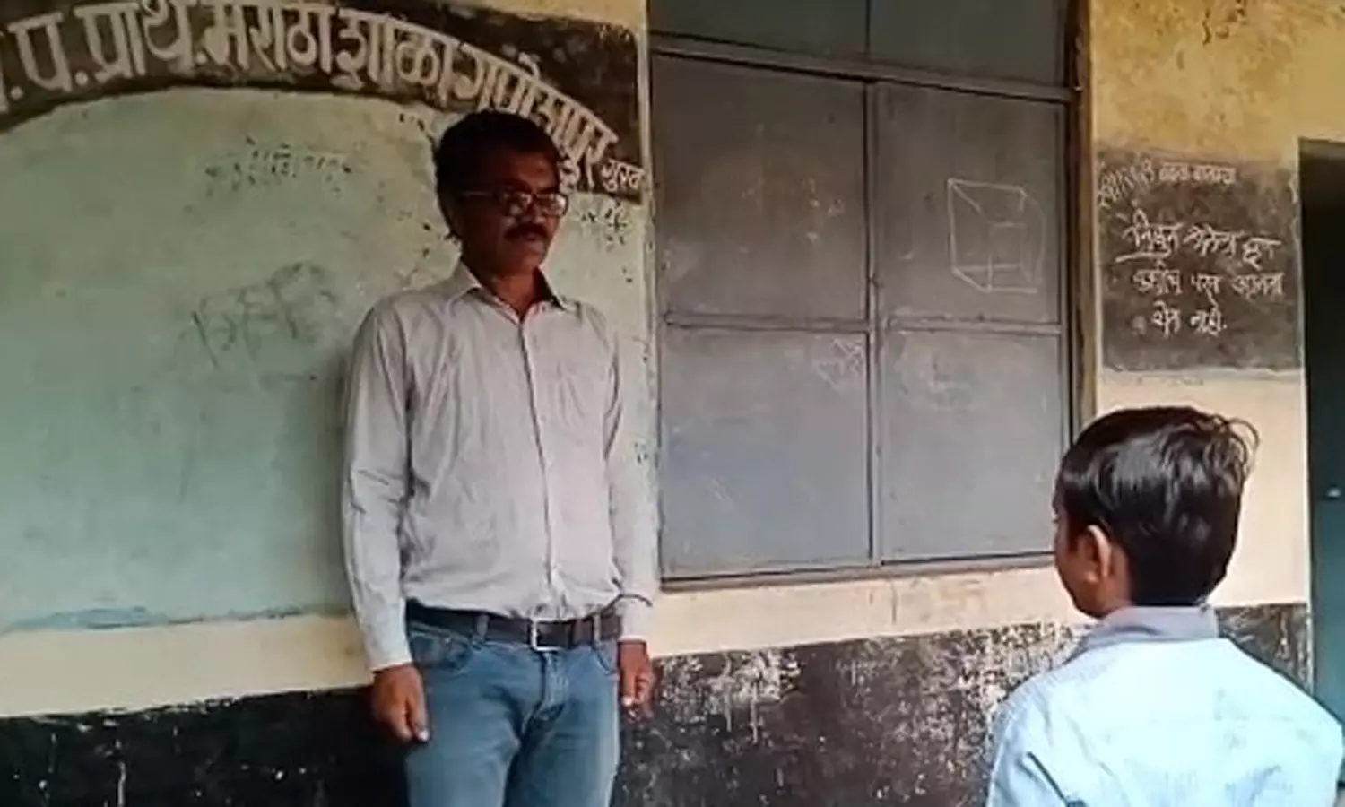 ஒரே ஒரு மாணவனுக்காக 12 கி.மீ. சென்று பாடம் நடத்தும் பள்ளி ஆசிரியர் ஒரே ஒரு மாணவனுக்காக 12 கி.மீ. சென்று பாடம் நடத்தும் பள்ளி ஆசிரியர்