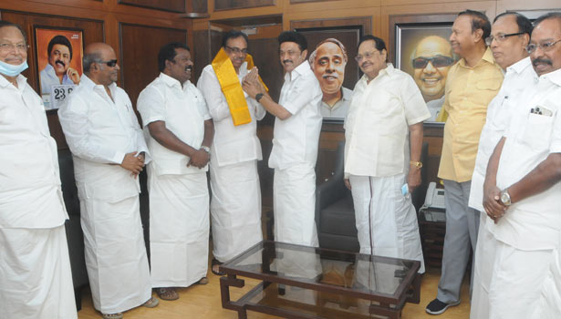 அண்ணா அறிவாலயத்தில் முதல்-அமைச்சர் மு.க.ஸ்டாலினுடன் ஈ.வி.கே.எஸ். இளங்கோவன் சந்திப்பு