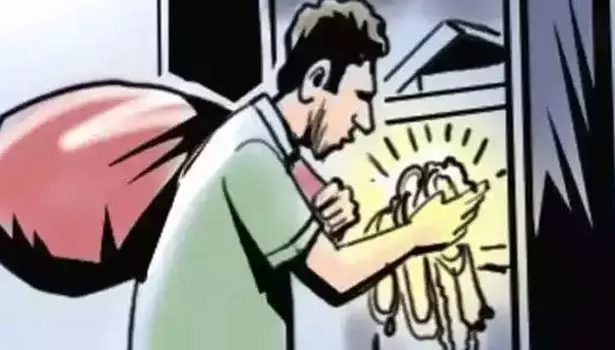 விவசாயி வீட்டில் நகை- வெள்ளி பொருட்கள் கொள்ளை விவசாயி வீட்டில் நகை- வெள்ளி பொருட்கள் கொள்ளை