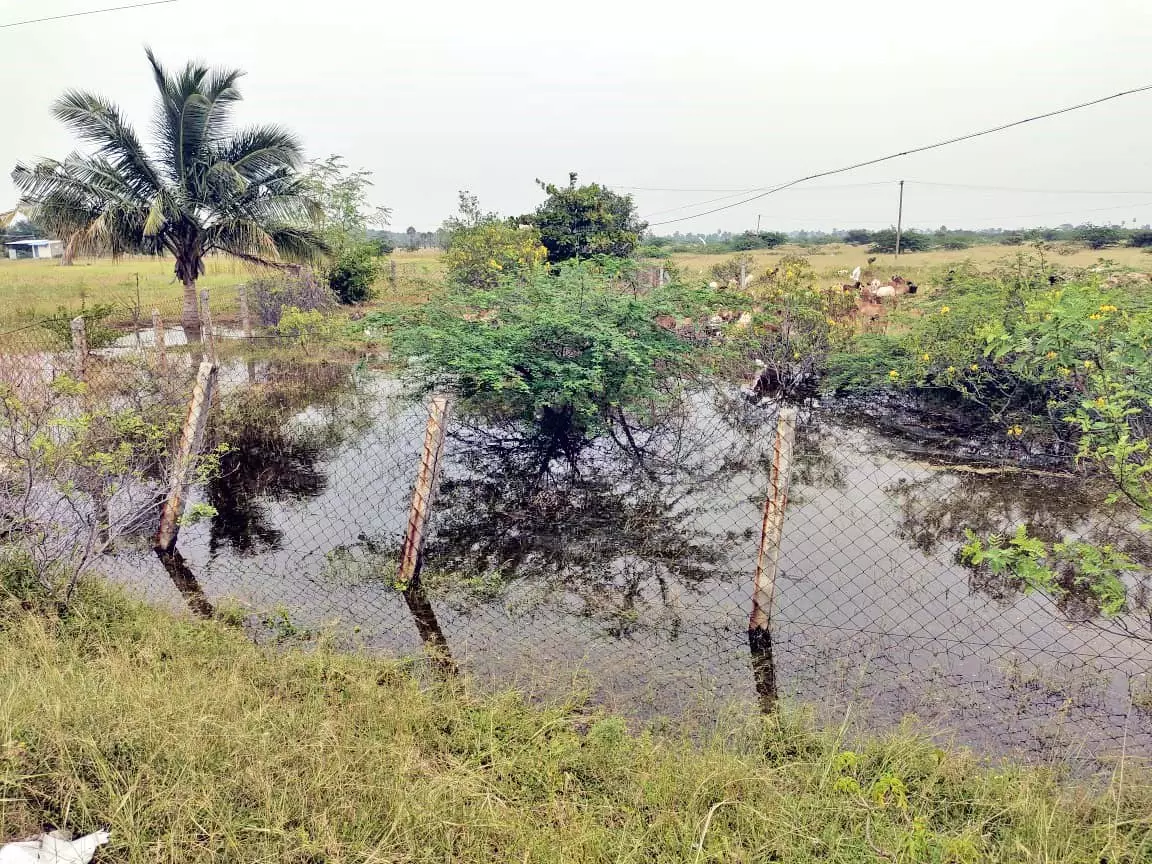 சாத்தான்குளம் அருகே  கூட்டுக்குடிநீர் திட்ட குழாய் உடைந்து வீணாகும் குடிநீர் - கிராம மக்கள் புகார்