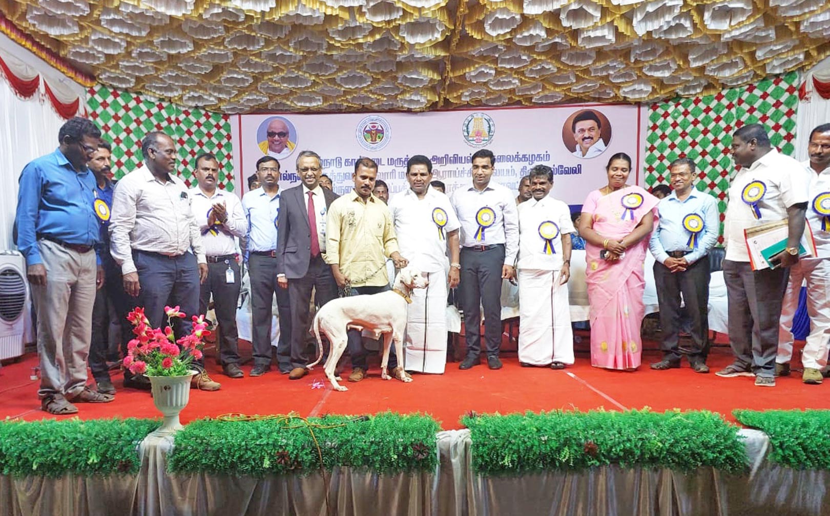 திருச்செந்தூரில் தேசிய அளவிலான நாய்கள் கண்காட்சி - அமைச்சர் அனிதா ராதாகிருஷ்ணன் பரிசு வழங்கினார்
